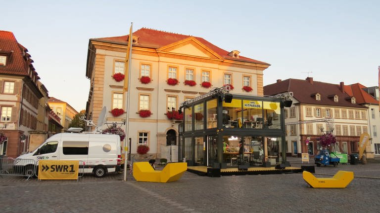 Das gläserne Studio auf dem Landauer Marktplatz