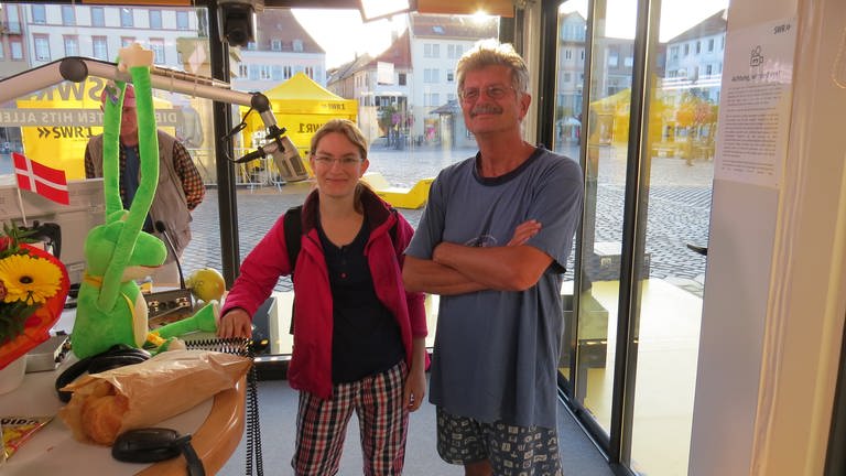 Linda Köhler und Heinz Kowalczyk aus Landau im Schlafanzug im Studio