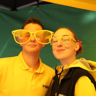 Und vor dem Gläsernen Studio? Da warten die beiden SWR1-Mitarbeiter Nele Gaub & Jakob Bieker am Infostand auf Ihren Besuch!