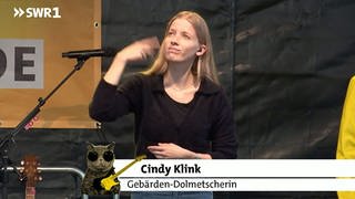 Gebärden-Dolmetscherin Cindy Klink auf der SWR1 Hitparaden-Bühne.