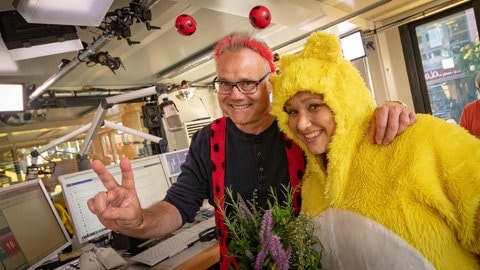 Nach ihrer verlorenen Stadtwette moderieren Michael Lueg und Steffi Stronczyk ihre Sendung im Fastnachtskostüm als Bärchen und Marienkäfer.