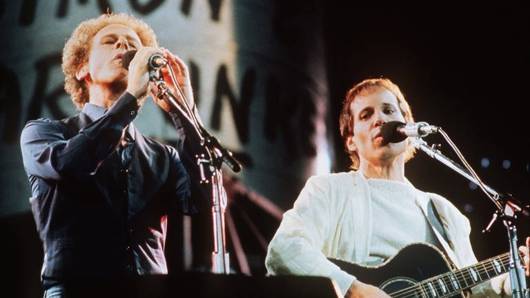 Das Duo Simon & Garfunkel bei einem Konzert im Jahr 1982