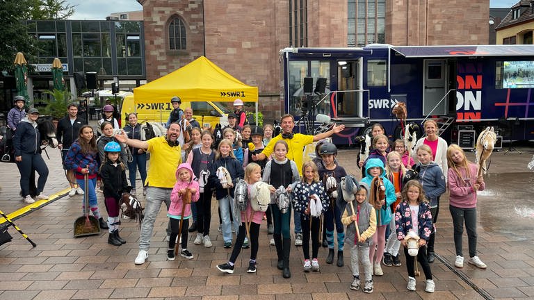 Stadtwette in Zweibrücken mit Steckenpferden | Die Hitparaden-Truck-Tour in Bildern