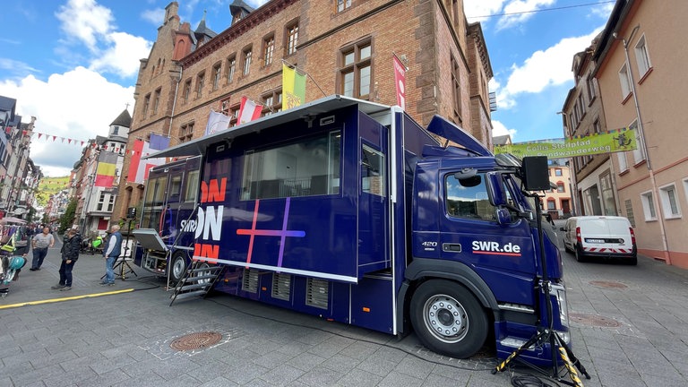 Der SWR1 Hitparaden-Truck in Zell (Mosel)