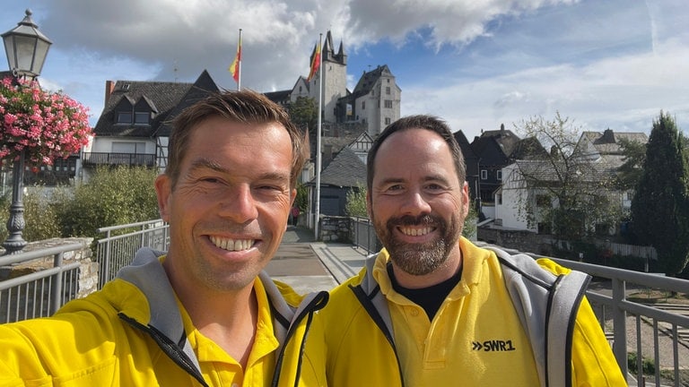 SWR1 Moderatoren Veit Berthold und Torsten Buschmann vor dem Grafenschloss in Diez | Die Hitparaden-Truck-Tour in Bildern