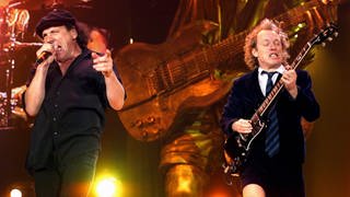 Der Sänger Brian Johnson (l.) und der Gitarrist Angus Young von der australischen Rockgruppe ACDC am 18.10.2000 in Stuttgart. | Hitparaden-Zahlenreise: 2013 bis 2023 | "Highway To Hell" war noch nie in der Top 10