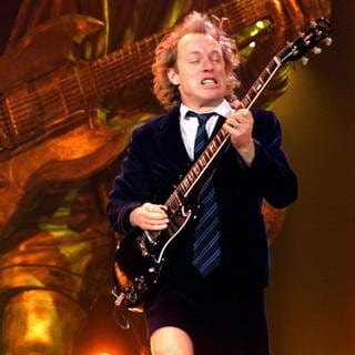 Der Sänger Brian Johnson (l.) und der Gitarrist Angus Young von der australischen Rockgruppe ACDC am 18.10.2000 in Stuttgart. | Hitparaden-Zahlenreise: 2013 bis 2023 | "Highway To Hell" war noch nie in der Top 10