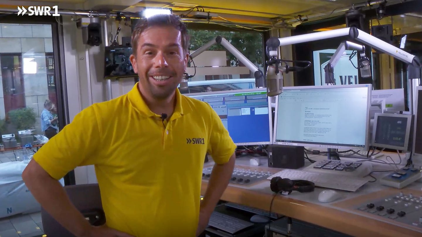 SWR1 Moderator Veit Berthold im Gläsernen Studio in Bad Kreuznach