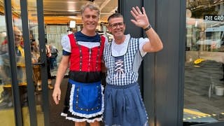 Hanns Lohmann und Frank Jenschar in Tracht zur Einlösung der Wettschulden bei der SWR1 Hitparade 2024