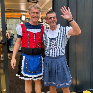 Hanns Lohmann und Frank Jenschar in Tracht zur Einlösung der Wettschulden bei der SWR1 Hitparade 2024