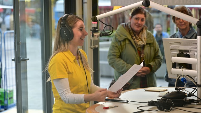 SWR1 Musikredakteurin Nina Waßmundt im Gläsernen Studio