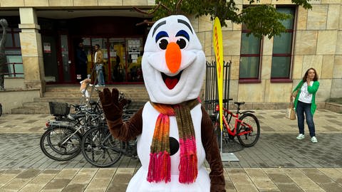 Schneemann Olaf aus dem Film "Die Eiskönigin" vor dem Gläsernen Studio