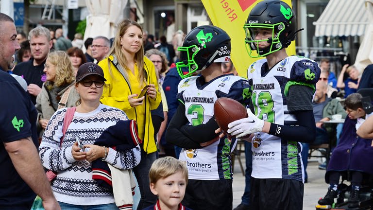 Es ist Besuch zum Gläsernen Studio gekommen: Die American Football Mannschaft "Warriors" aus Bad Kreuznach ist natürlich gleich in kompletter Rüstung angetreten.