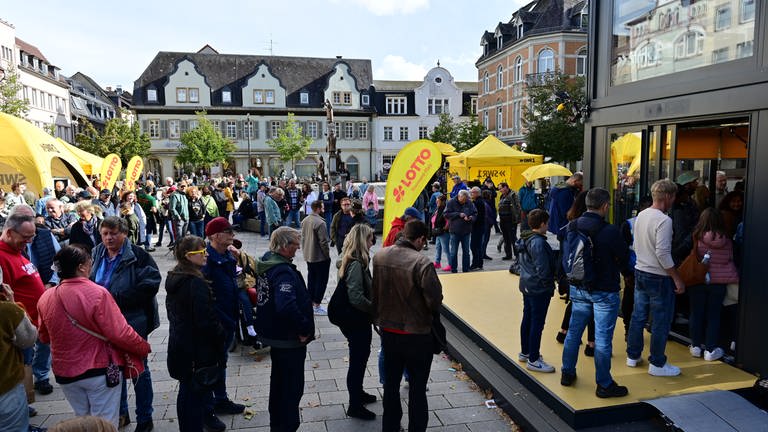 Das Finale kommt in großen Schritten auf uns zu - und so füllt sich auch langsam der Kornmarkt in Bad Kreuznach.