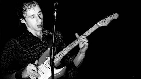 Mark Knopfler Frontsänger und Gitarrist der Band Dire Straits. Während Anfang der 80er Jahre alle nach Synthiepop schrien, machte Mark Knopfler mit seiner Band weiterhin großartige Rockmusik, die ihm und seiner Band zum Legendenstatus verhalf.