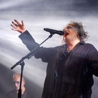 Robert Smith von The Cure bei einem Liveauftritt 2022 in der Festhalle Frankfurt.