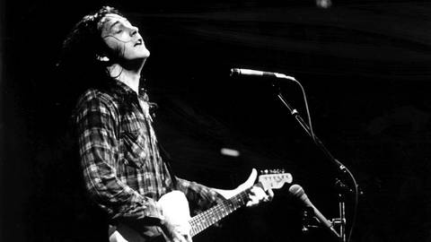 Der irische Gitarrist Rory Gallagher bei einem Liveauftritt.
