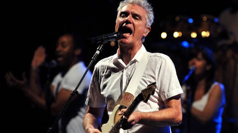 Talking Heads Sänger David Byrne bei einem Livekonzert 2009.