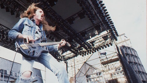 Cliff Burton von Metallica bei einem Livekonzert.