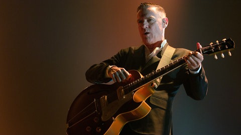 Bryan Adams bei einem Livekonzert im Londoner Wembley Stadion 2019.