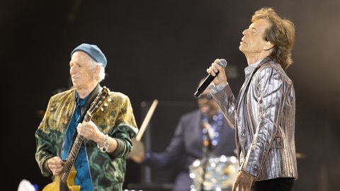 Keith Richards und Mick Jagger von den Rolling Stones bei einem Liveauftritt in Houston 2024. Auch der Song "Gimme Shelter" vom Album "Let It Bleed" ist noch regelmäßig auf den Setlisten der Rolling Stones vertreten – auch nach 55 Jahren noch.