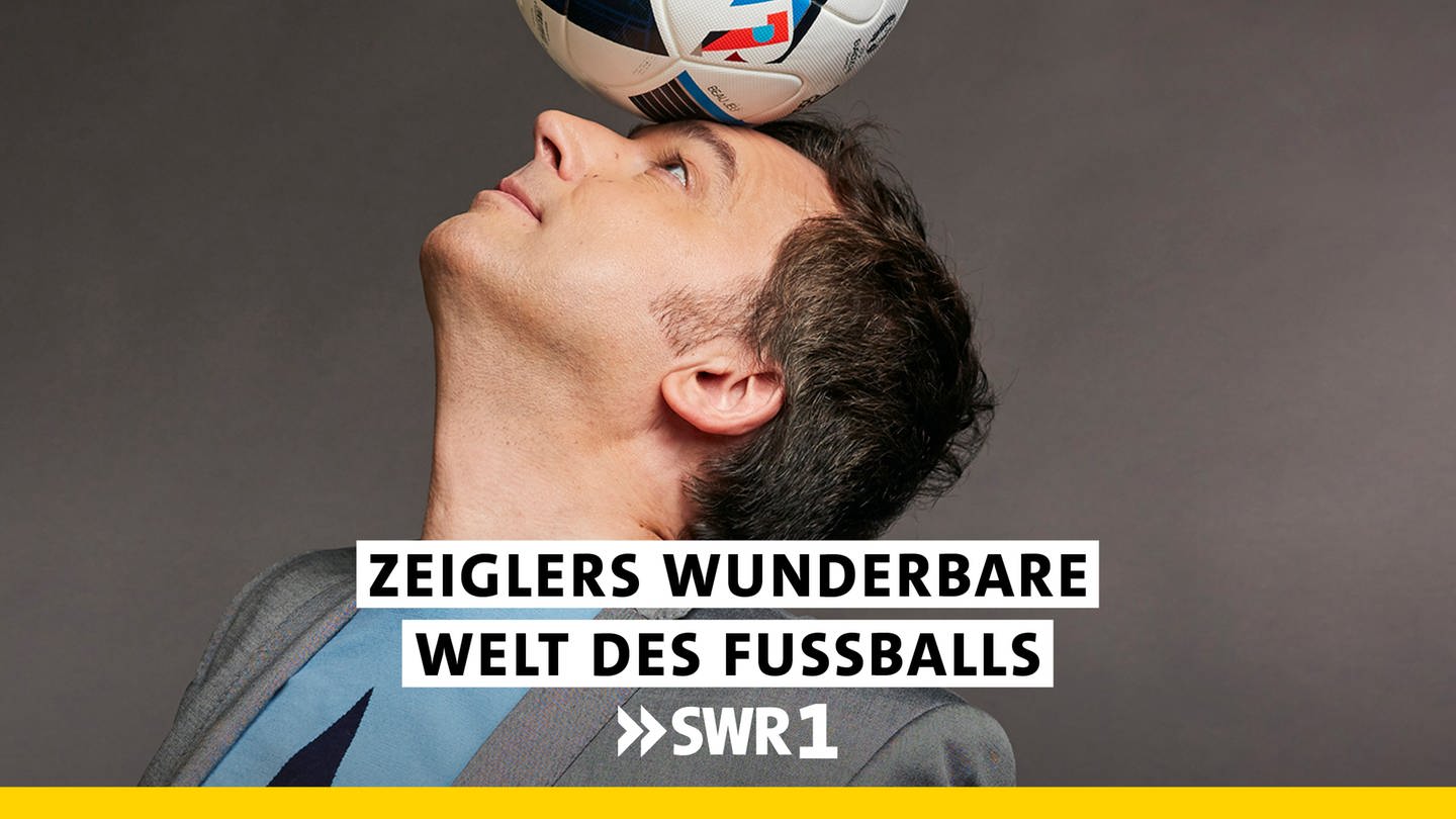 Sportmoderator Arnd Zeigler jongliert einen Fußball auf der Nase