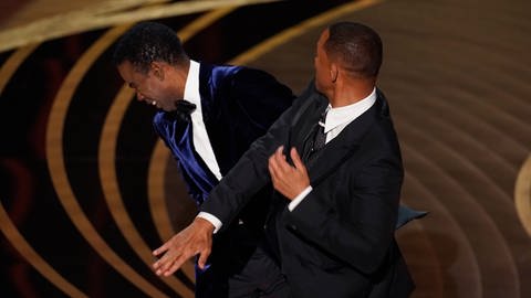 Nach einem Witz von Chris Rock über Jada Pinkett Smith, die Ehefrau von Will Smith, betrat dieser die Bühne bei der 94. Oscarverleihung in Los Angeles und ohrfeigte den Moderator.