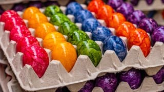 Bunte hartgekochte Eier zu Ostern | Wie lange sind hartgekochte Eier haltbar?