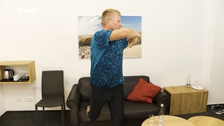 Boris Burgmer zeigt Fitness-Übung
