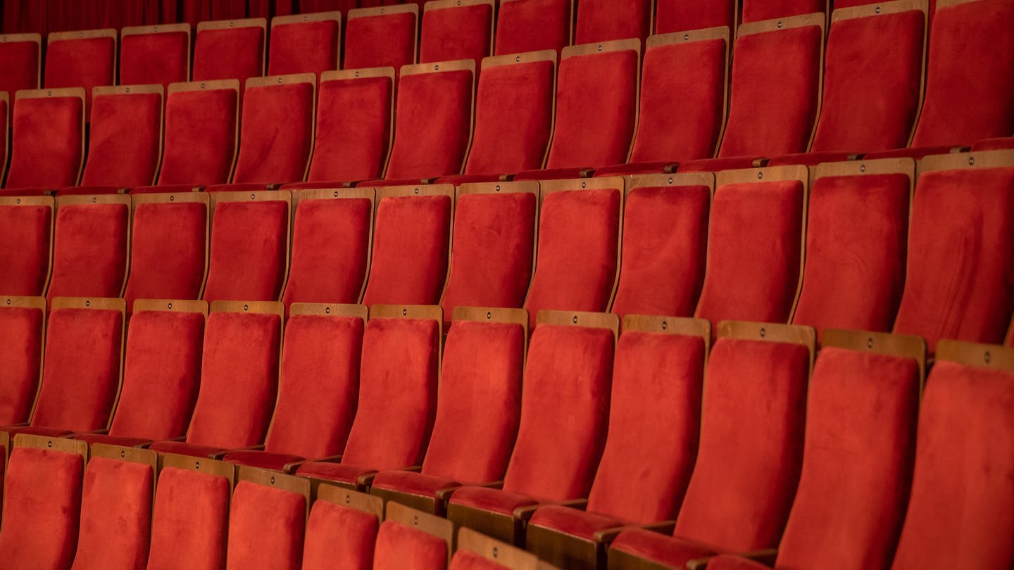 Leere Sitzreihen in einem Opernhaus.