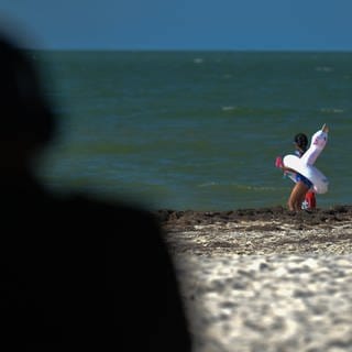 Mädchen an einem Strand in Mexiko
