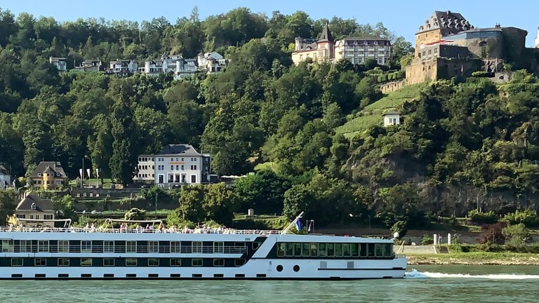 Die Jugendherberge in St. Goar liegt fast direkt am Rhein mit einem wunderschönen Blick über das Wasser.