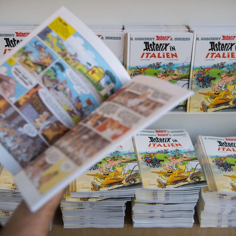 Ein Kunde der Buchhandlung Wittwer liest im Asterix-Band "Asterix in Italien"