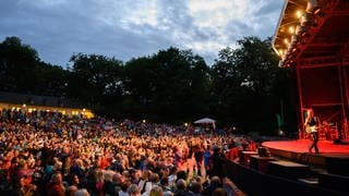 Peter Maffay zum Auftakt seiner Jubiläumstour auf der Bühne der Freilichtbühne Junge Garde 2021.