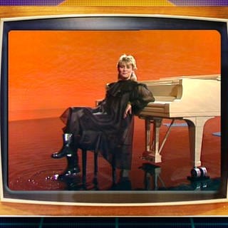 Sängerin Gitte an einem Flügel im Fernsehstudio "Gute Laune mit Musik" am 5. April 1983.