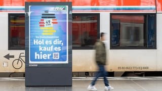 Die Werbung für das Deutschlandticket ist am Hauptbahnhof vor einer Bahn des ÖPNV zu sehen. Seit Montag gilt bundesweit das 49 Euro teure Deutschlandticket im öffentlichen Personennahverkehr.
