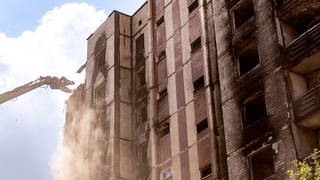 Ein zerbombter und verbrannter Wohnblock in Irpin, Region Kiew, wird im Mai 2023 abgerissen.