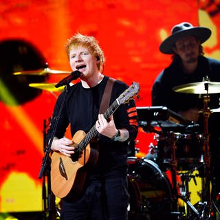 Ed Sheeran bei einem TV-Konzert in Schweden. Angefangen hat die Karriere von Ed Sheerans unter anderem als Straßenmusiker.