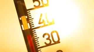 Hitze Symbolbild: Ein Termometer zeigt fast 40 Grad Celsius an
