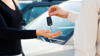 Schlüsselübergabe beim Autokauf