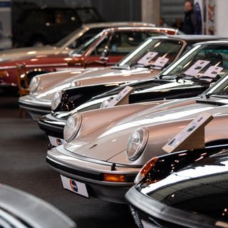 Porsche 911 stehen in einer Ausstellungshalle in Stuttgart