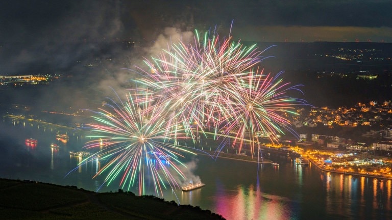 August 2023: Mitte August wurde am Rheinufer von Spay und Braubach bis Koblenz das Fest "Rhein in Flammen" gefeiert. Der Höhepunkt war das große bunte Feuerwerk über dem Fluss. Den besten Blick hatte man dabei nicht nur von einem der 28 Schiffe, die rheinabwärts nach Koblenz fuhren. Bei dem Spektakel waren nach Angaben der Veranstalter etwa 6.000 Gäste auf den am Konvoi beteiligten Schiffen und knapp 140.000 Besucherinnen und Besucher an Land dabei.