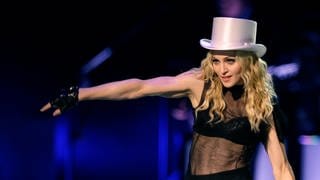 Popsängerin Madonna bei einem Live Konzert in Cardiff 2008.