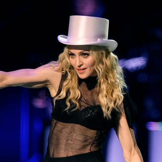 Popsängerin Madonna bei einem Live Konzert in Cardiff 2008.