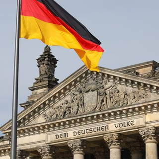 Deutscher Bundestag, Reichstagsgebäude von außen mit deutscher Flagge
