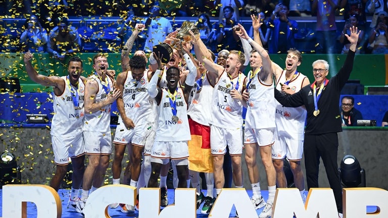 11. September: Deutschland ist Basketball-Weltmeister! Und das zum ersten Mal. Mannschaftskapitän Dennis Schröder hebt dazu die goldene Trophäre in die Höhe. Den historischen Sieg in Manila, Philippinen, feierte das Team unter Bundestrainer Gordon Herbert am Abend ausgiebig. Im Finale gegen Serbien setzte sich Deutschland mit einem starken 83:77 durch und kann sich nun mit dem größten Triumph der Verbandsgeschichte des Deutschen Basketball Bundes (DBB) schmücken.