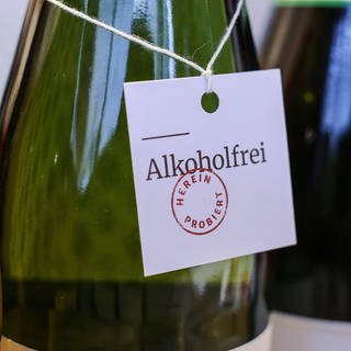 Alkoholfreier Wein steht bei einem Händler im Regal