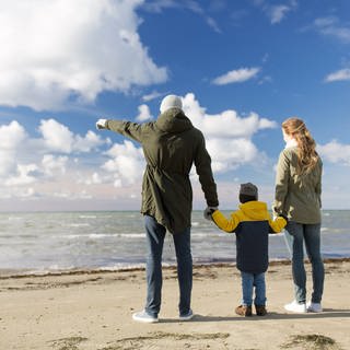 Familie mit Kind am Strand