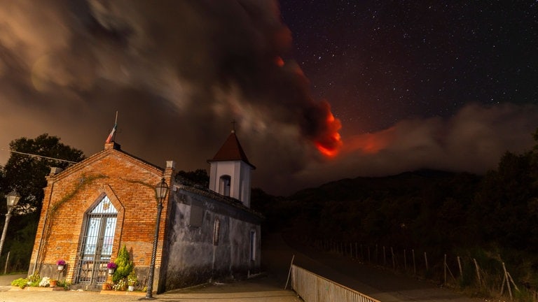 13. November: Europas größter aktiver Vulkan Ätna hat große Mengen glühende Lava in den Himmel gespuckt. Die Eruptionssäule stieg mehr als vier Kilometer hoch. Bei der Kirche Magazzeni in der Nähe des sizilianischen Dorfes Sant'Alfio konnte man heftige Explosionen sehen und hören. In den umliegenden Städten wie Milo und Zafferana Etnea ging Ascheregen nieder. Inzwischen hat sich der Ätna wieder beruhigt.