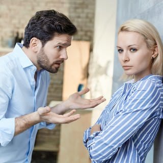 Ein Mann und eine Frau streiten sich